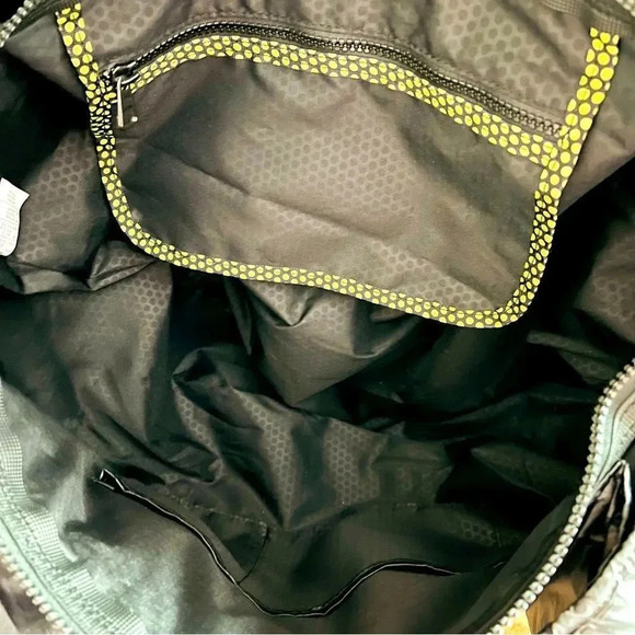 Nike Victory Gym Duffle Tote Workout Bag - Picture 9 of 13